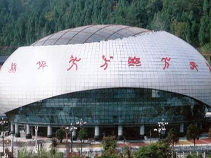 利川体育中心球形网架加工安装